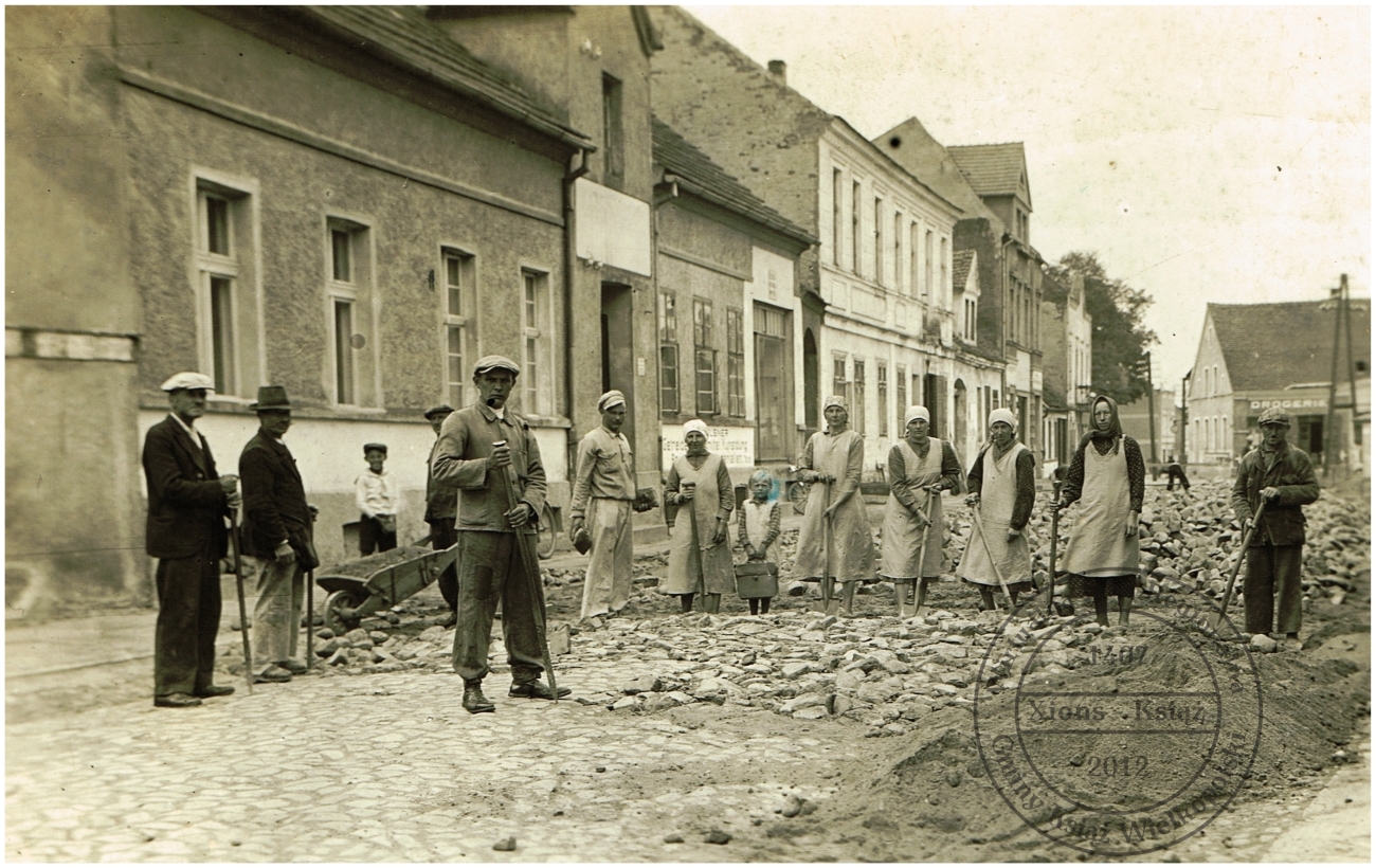 Przekladanie bruku na rynku. Książ 194...?