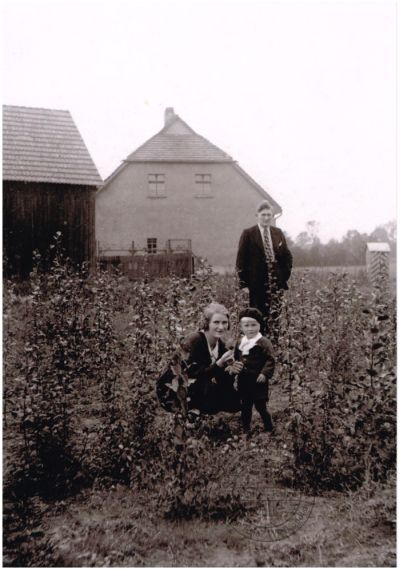 Rodzina państwa Wyrembków. Zakrzewice 1939 r.