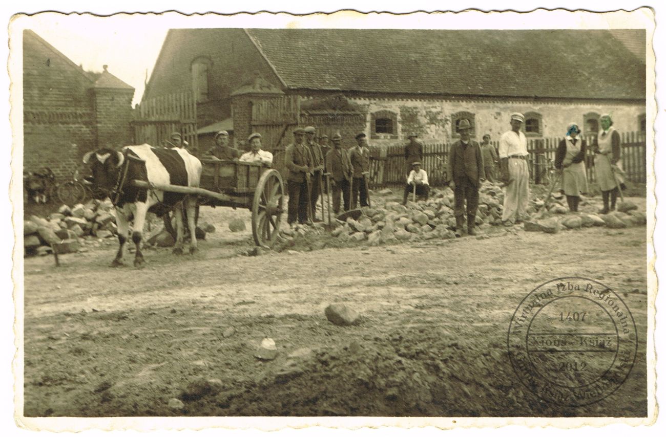 Utwardzanie drogi. Książek (Xionsek) 1929 r.