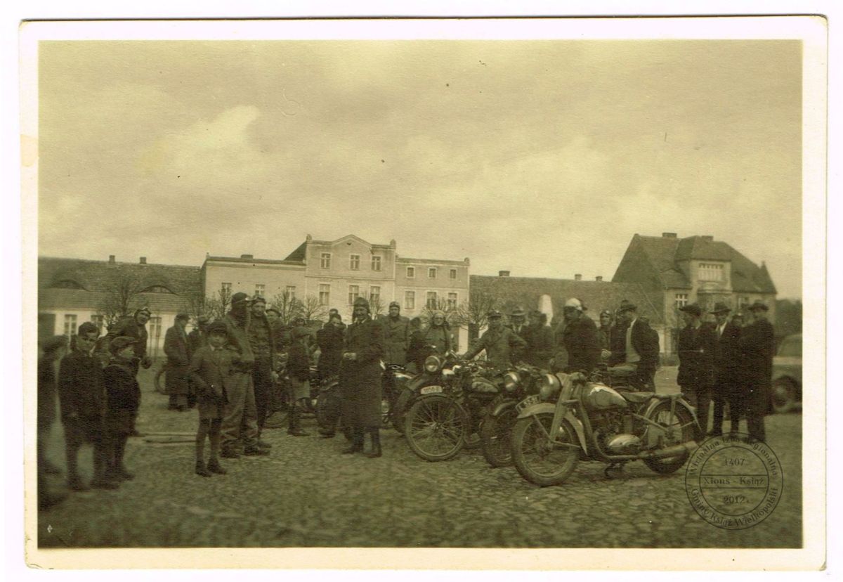 Motocykliści w Książu. 1945 r.