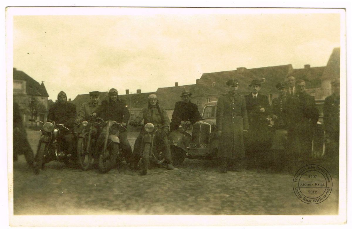 Motocykliści w Książu. 1945 r.