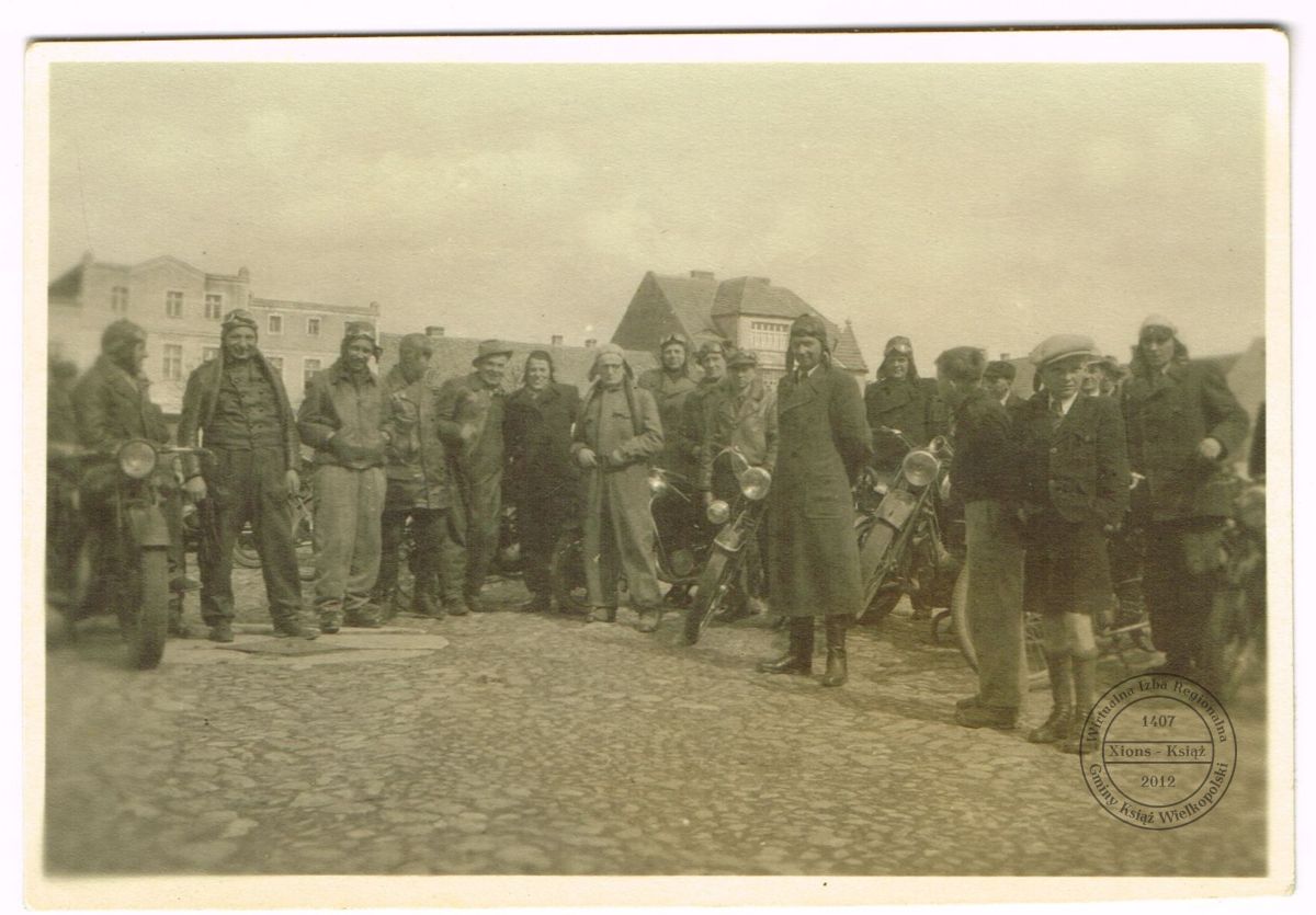 Motocykliści w Książu. 1945 r.