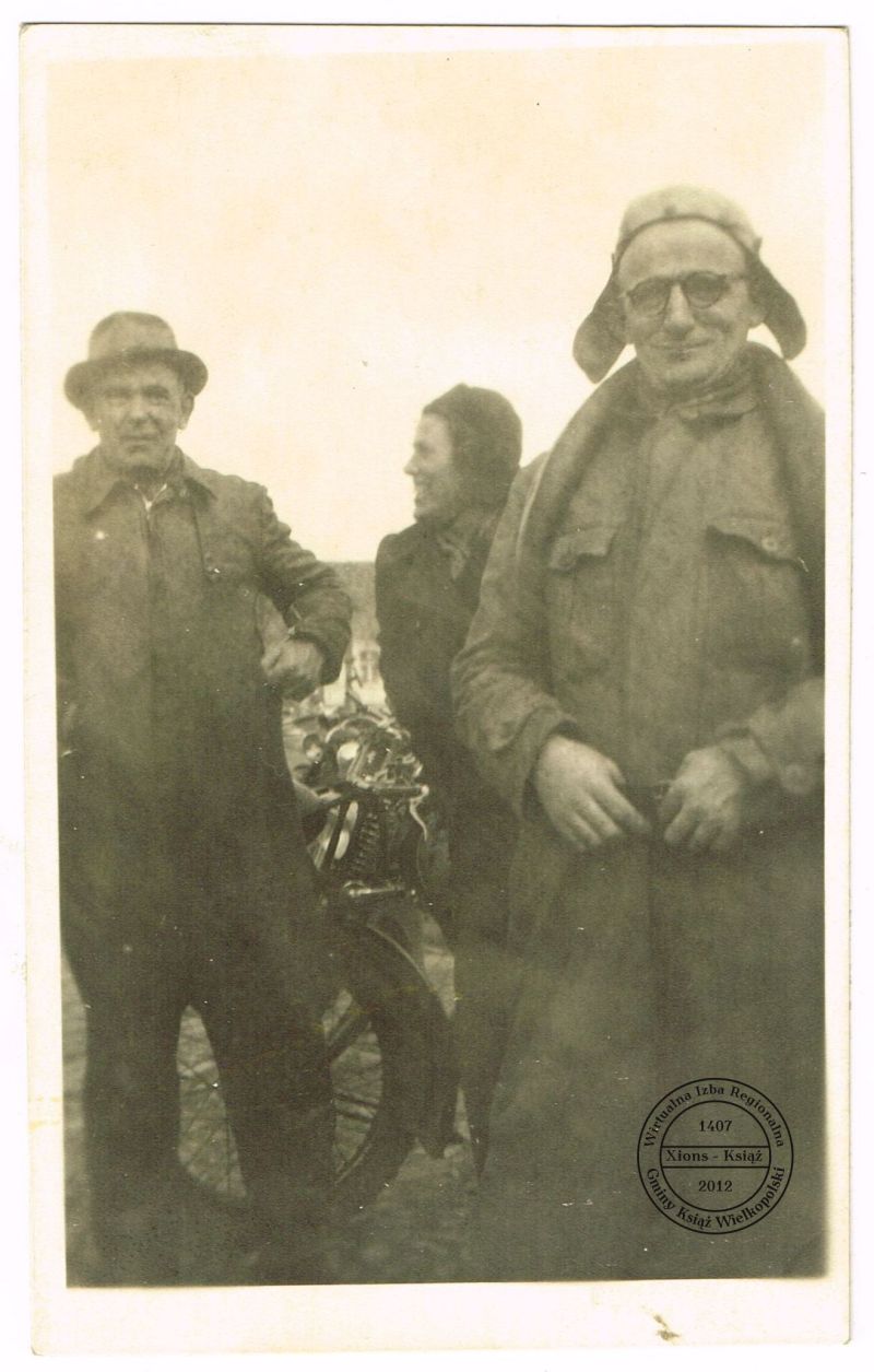 Motocykliści w Książu. 1945 r.