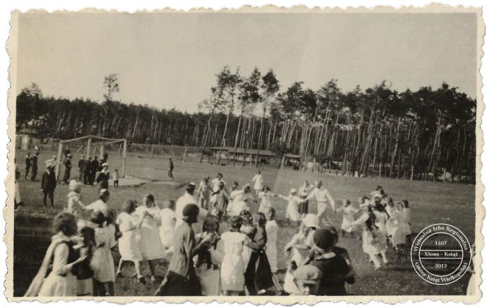 Tańce na boisku szkolnym. Książ 1938 r.