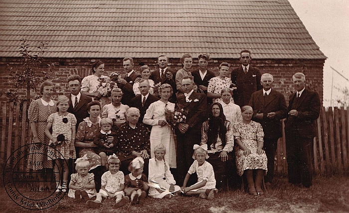 Zdjęcie weselne Heleny i Sylwestra Drogoniów. Świączyń, 26 lipca 1944 r.