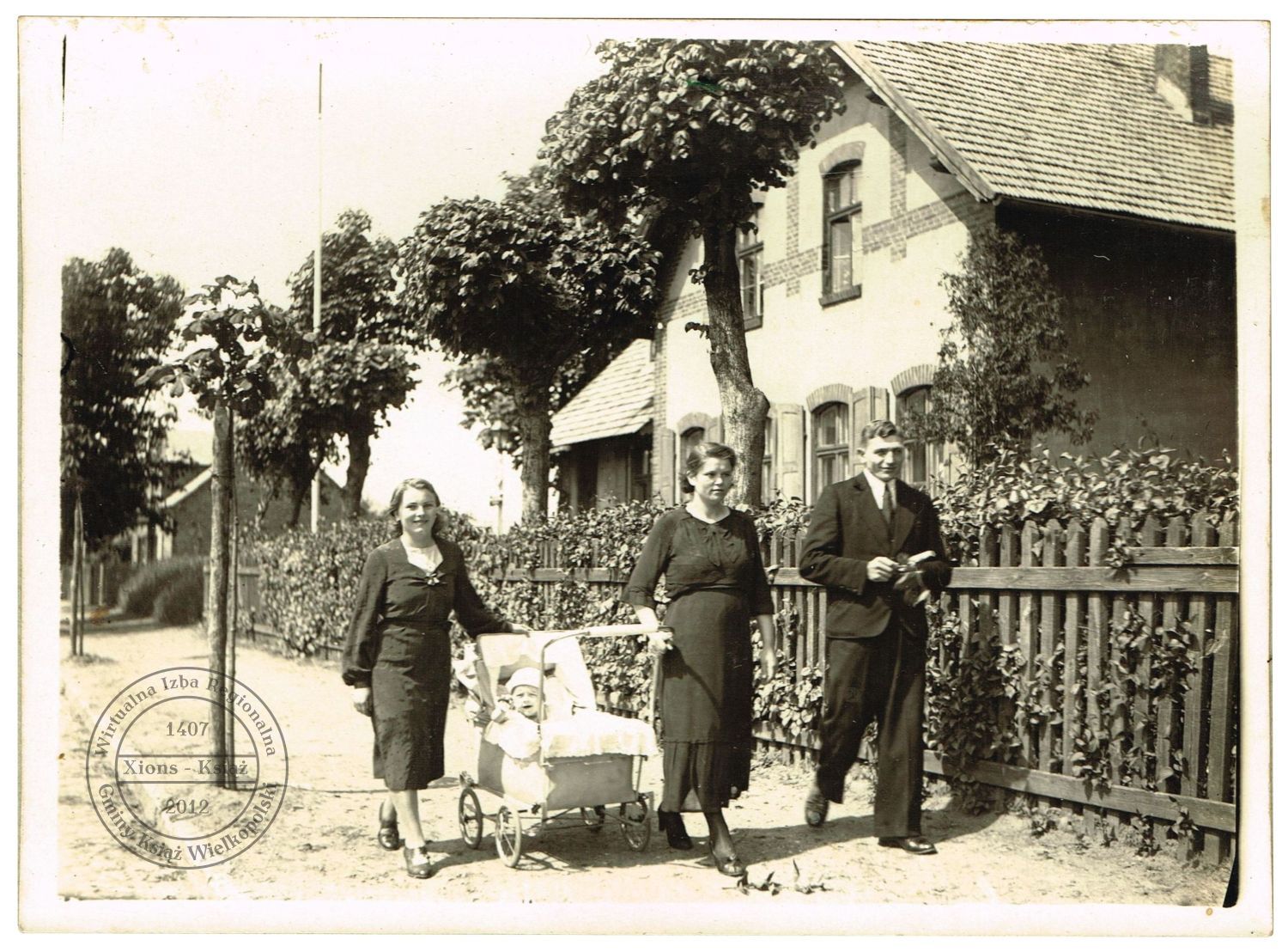 Spacer rodzinny. Książ, ul. Zakrzewska, 1934 r.