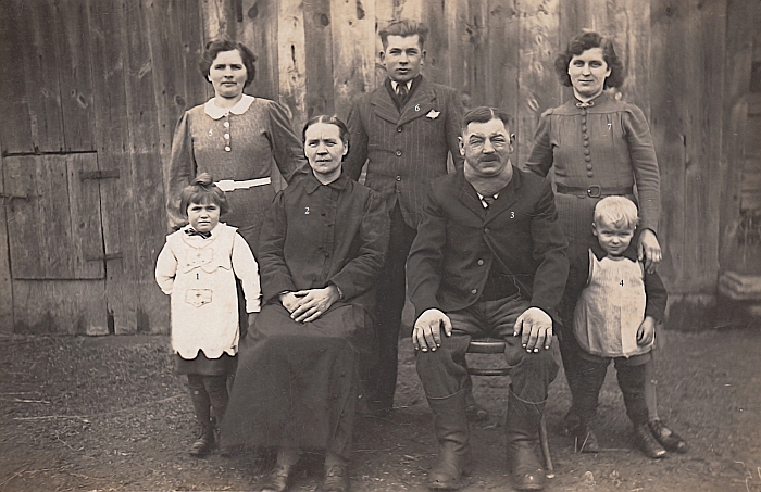 Rodzina Stamierowskich. Zakrzewice, 1941 r.