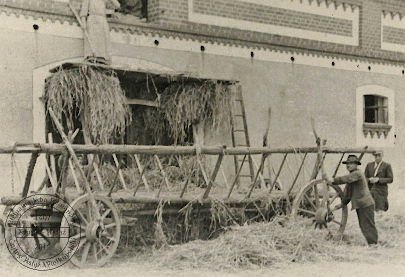 Załadunek słomy. Mchy, około 1939 r.