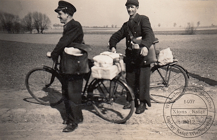 Listonosze Antoni Jędrzejczak i Władysław Szymanek. Mchy, około 1950 r.