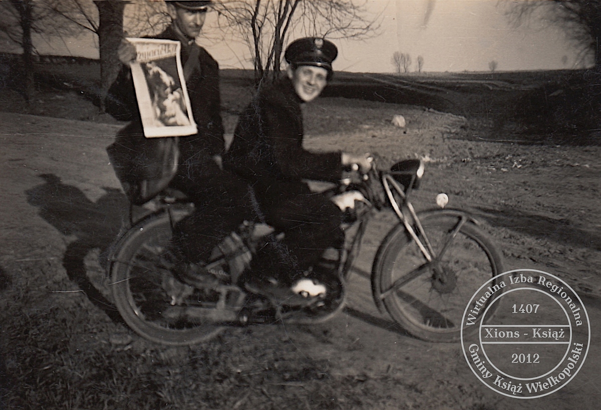 Listonosze Władysław Szymanek i Antoni Jędrzejczak. Mchy, około 1950 r.