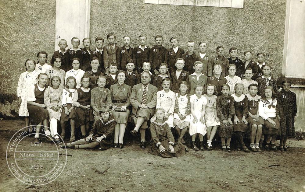 Uczniowie Szkoły Powszechnej w Mchach w 1938 r.