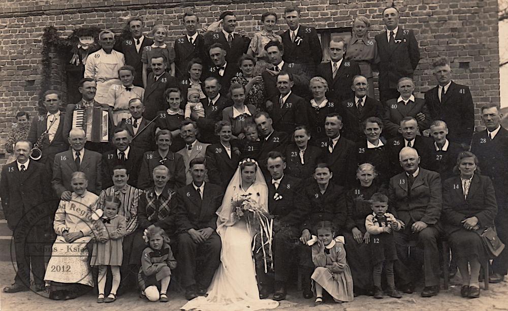 Zdjęcie weselne Krystyny i Franciszka Wojciechowskich. Mchy, 25 maja 1955 r.