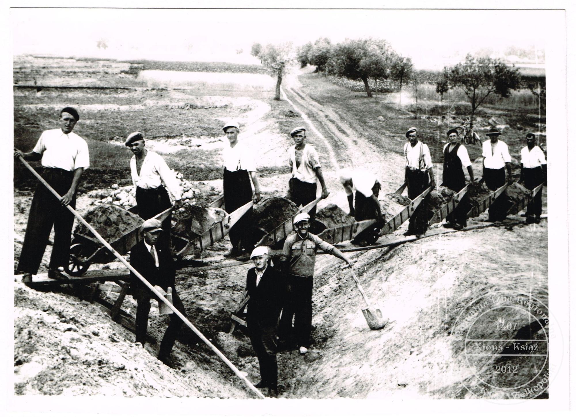 Budowa wałów przeciwpowodziowych. Gogolewo nad Wartą 1938 r.