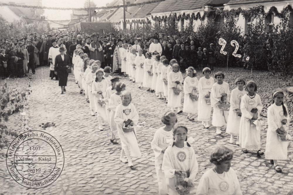 Wizyta duszpasterska ks. biskupa Walentego Dymka. Książ, 1938 r.