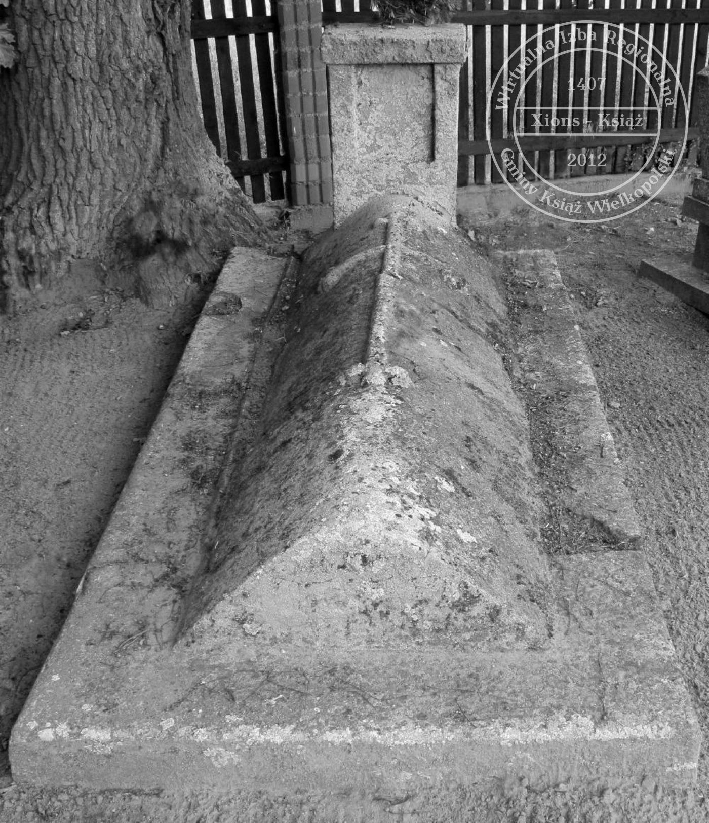 Nagrobek ks. Jana Kozłowskiego na cmentarzu w Gogolewie, zm. w 1851 r.