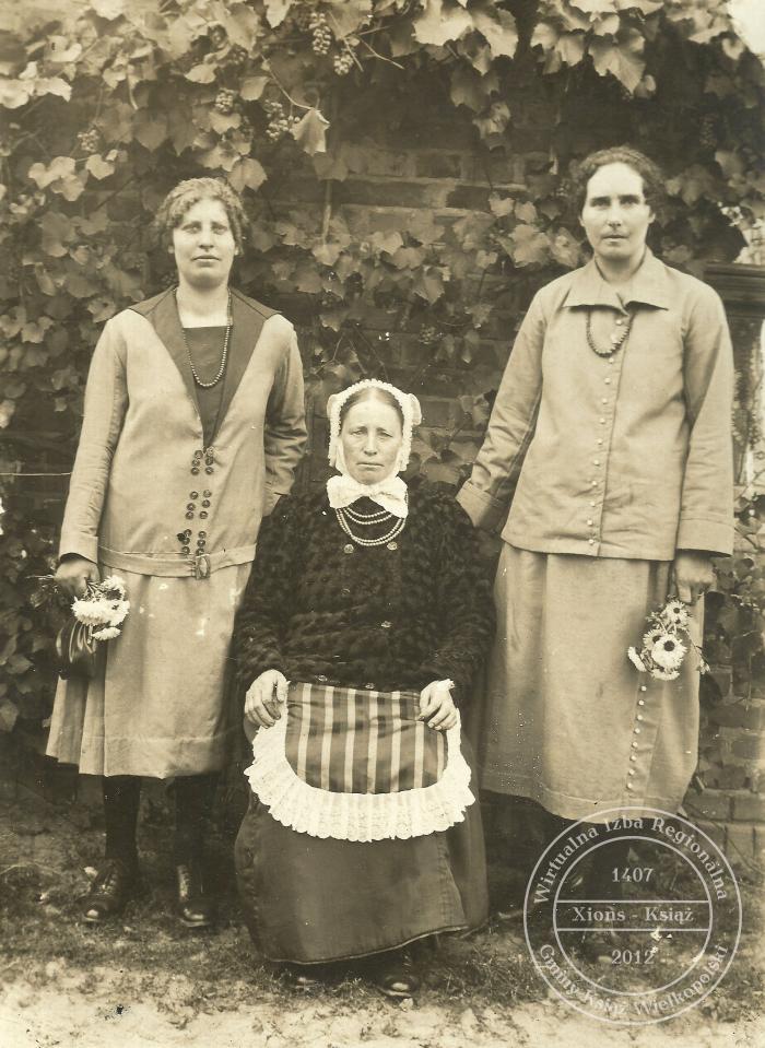 Rodzina Adamczaków. Międzybórz, około 1930 r.