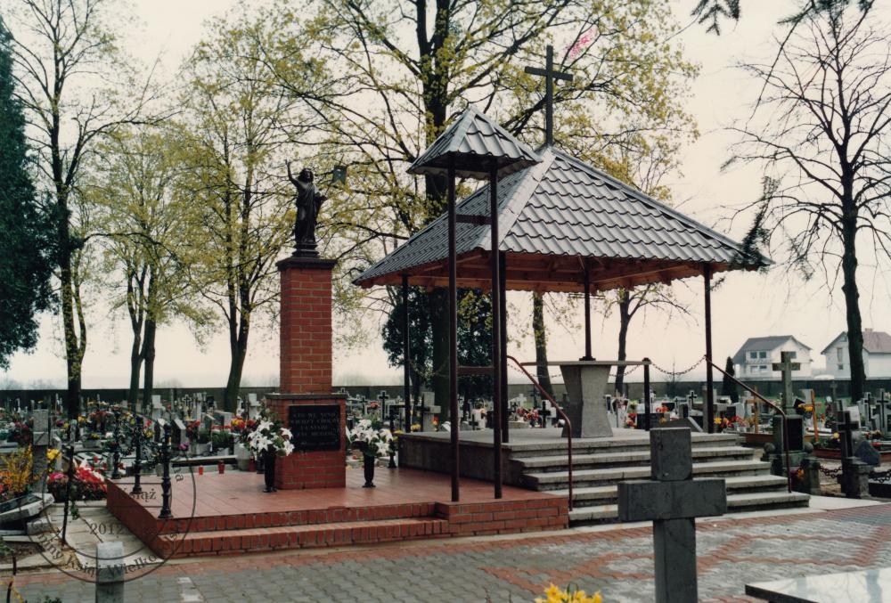 Ołtarz polowy na cmentarzu parafialnym w Książu