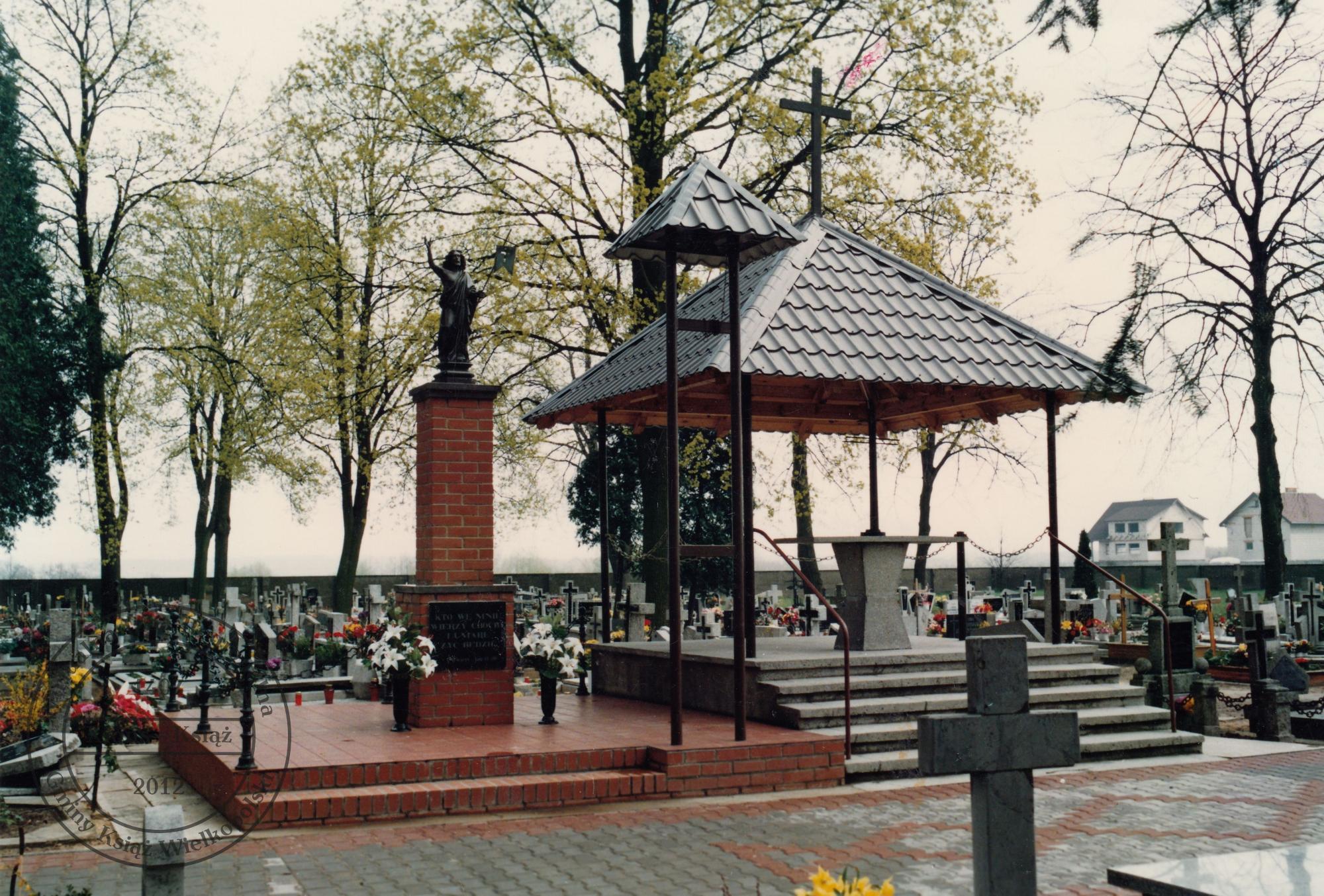 Ołtarz polowy na cmentarzu parafialnym w Książu