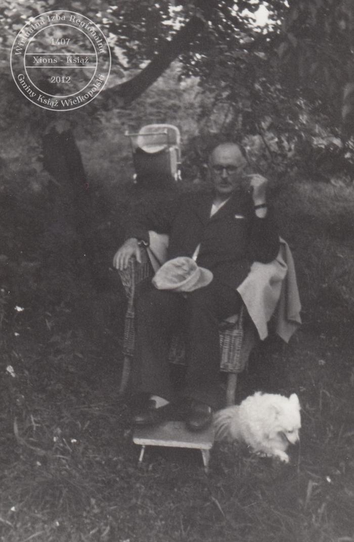 Maksymilian Krybus w ogrodzie