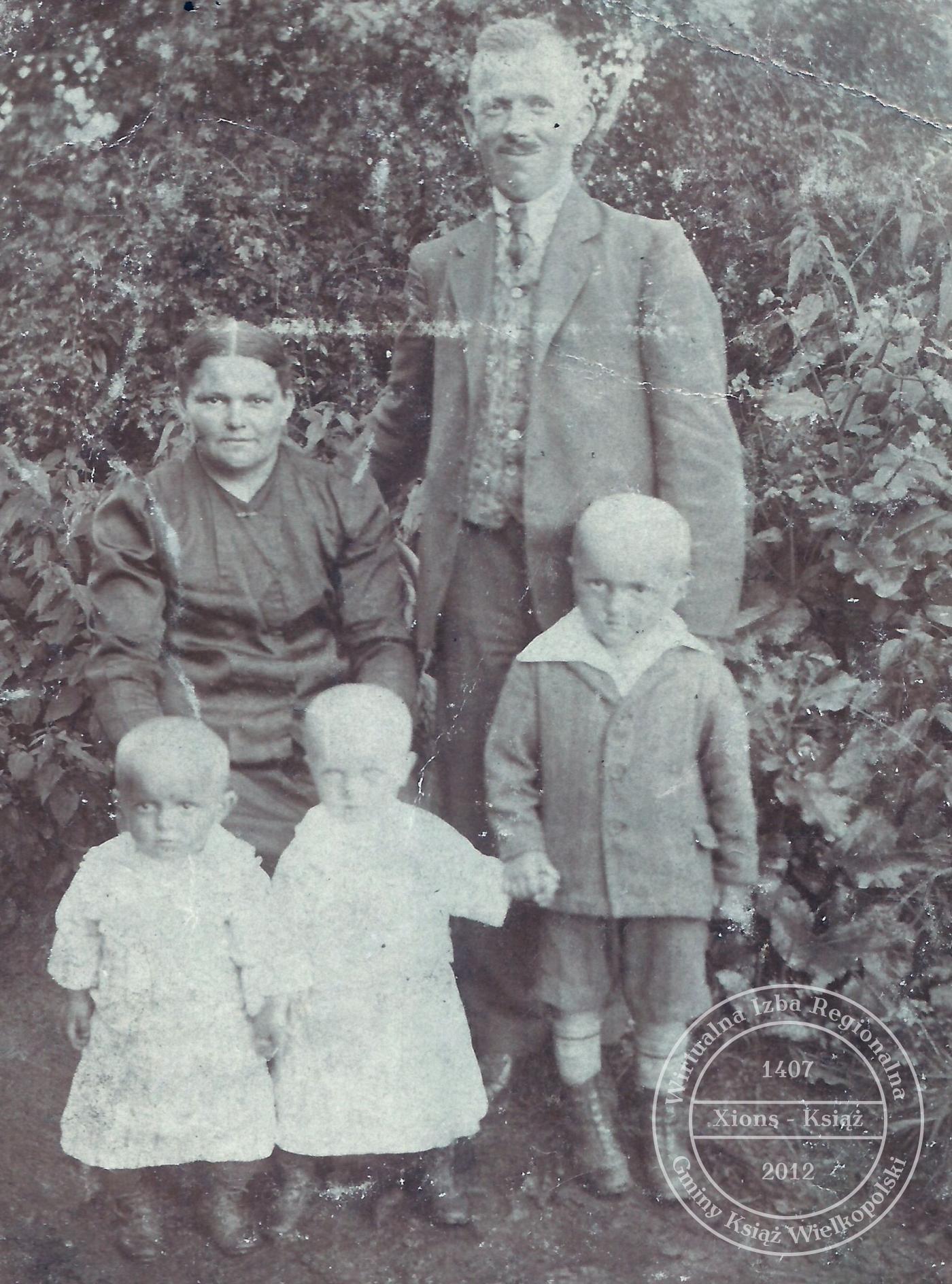 Stanisława i Michał Wojtysiakowie z dziećmi. Mchy, 1923 r.