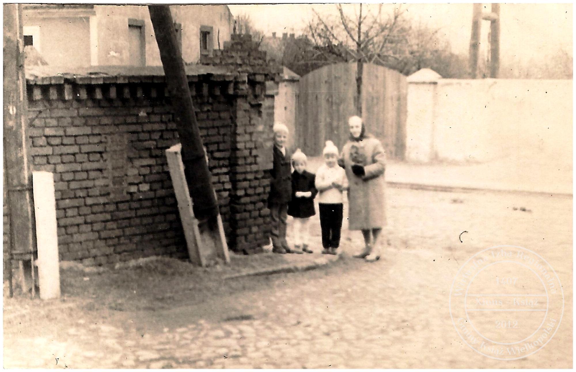 Zofia Jackowiak z wnukami. Książ 1966 r.