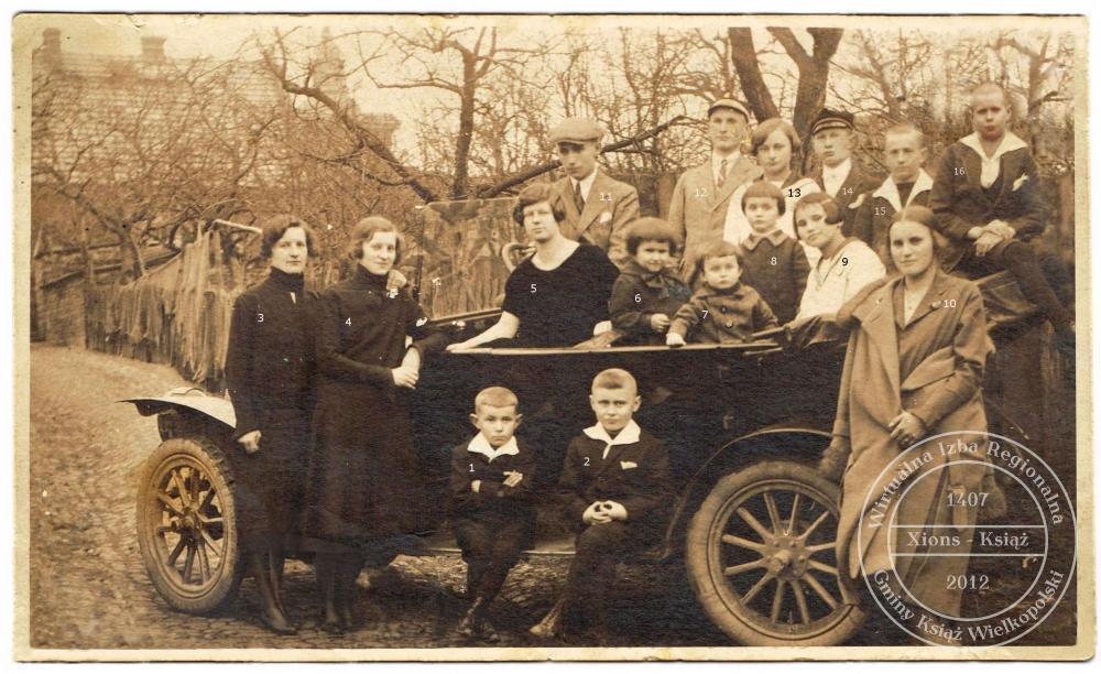 Złote Gody Antoniego i Katarzyny Bulińskich. Książ 1926 r. (młodzież)