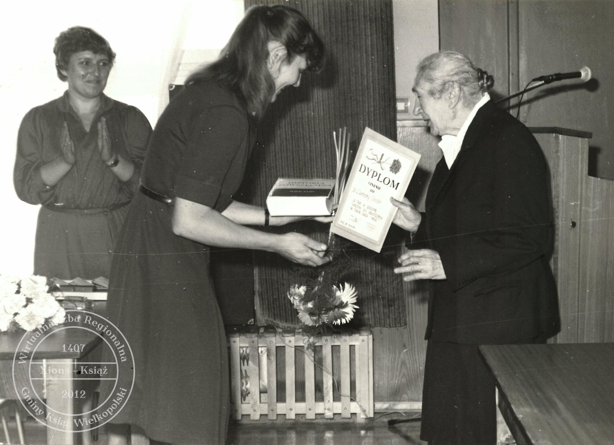 Wręczenie dyplomu uznania Eleonorze Ginter. Książ, 1984 r.