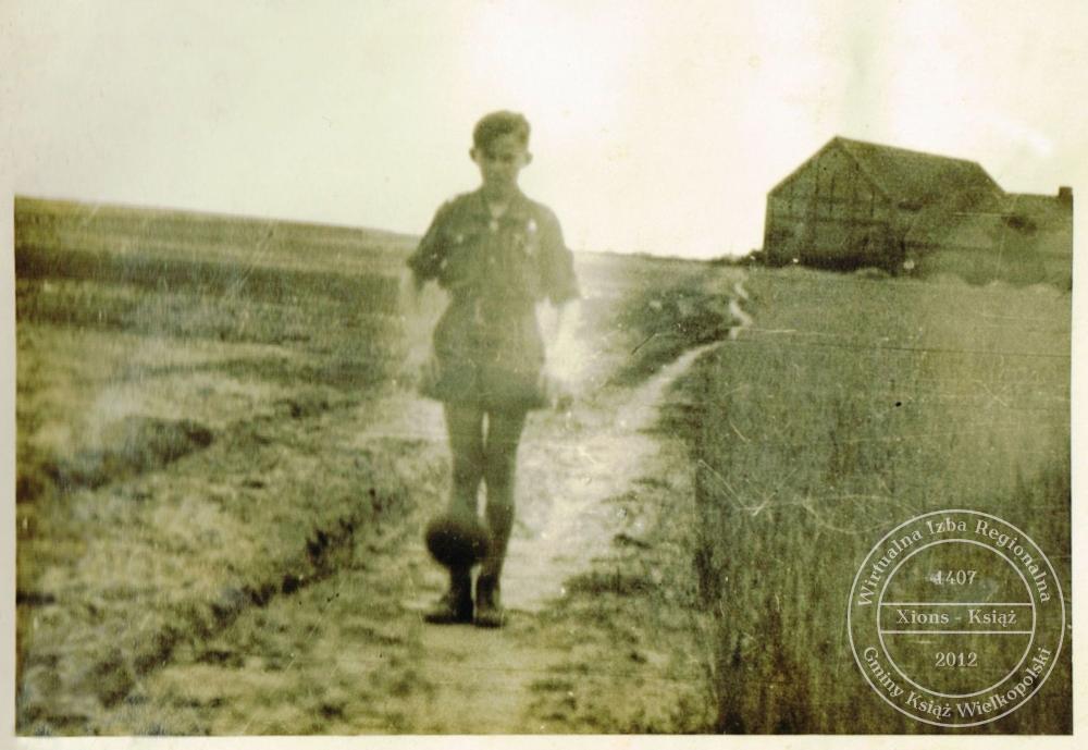 Marian Jaskuła idący do szkoły. Dębniak 1951 r.