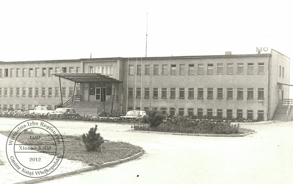 Nowy gmach Urzędu Miasta i Gminy w Książu Wielkopolskim, 1982 r.