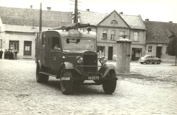 Samochód Ochotniczej Straży Pożarnej w Książu.