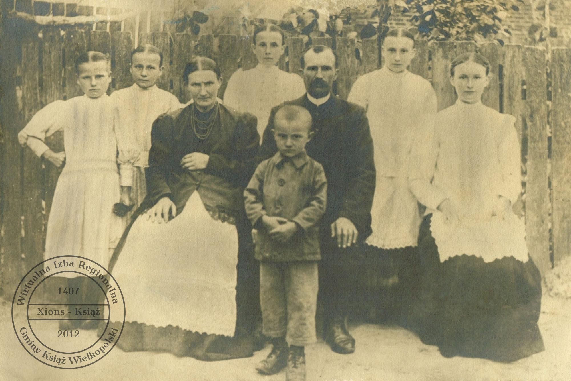 Rodzina Michała i Franciszki Musiałów. Chwałkowo, około 1917 r.