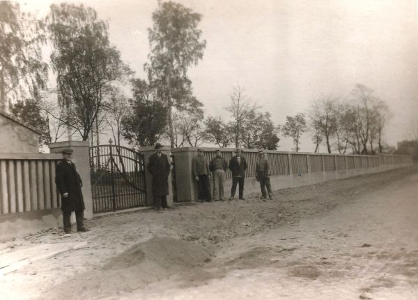 Cmentarz parafialny Książ - nowe ogrodzenie - rok 1937.