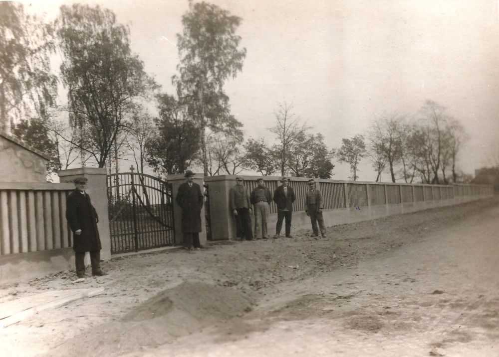 Cmentarz parafialny Książ - nowe ogrodzenie - rok 1937.