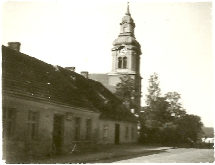 Kościół ewangelicki i pastorówka - widok od strony rynku, lata 20. XX w.