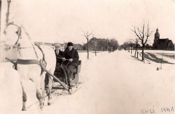 Pan Kędzierski z Kołacina - w tle Książ, 1941 r.