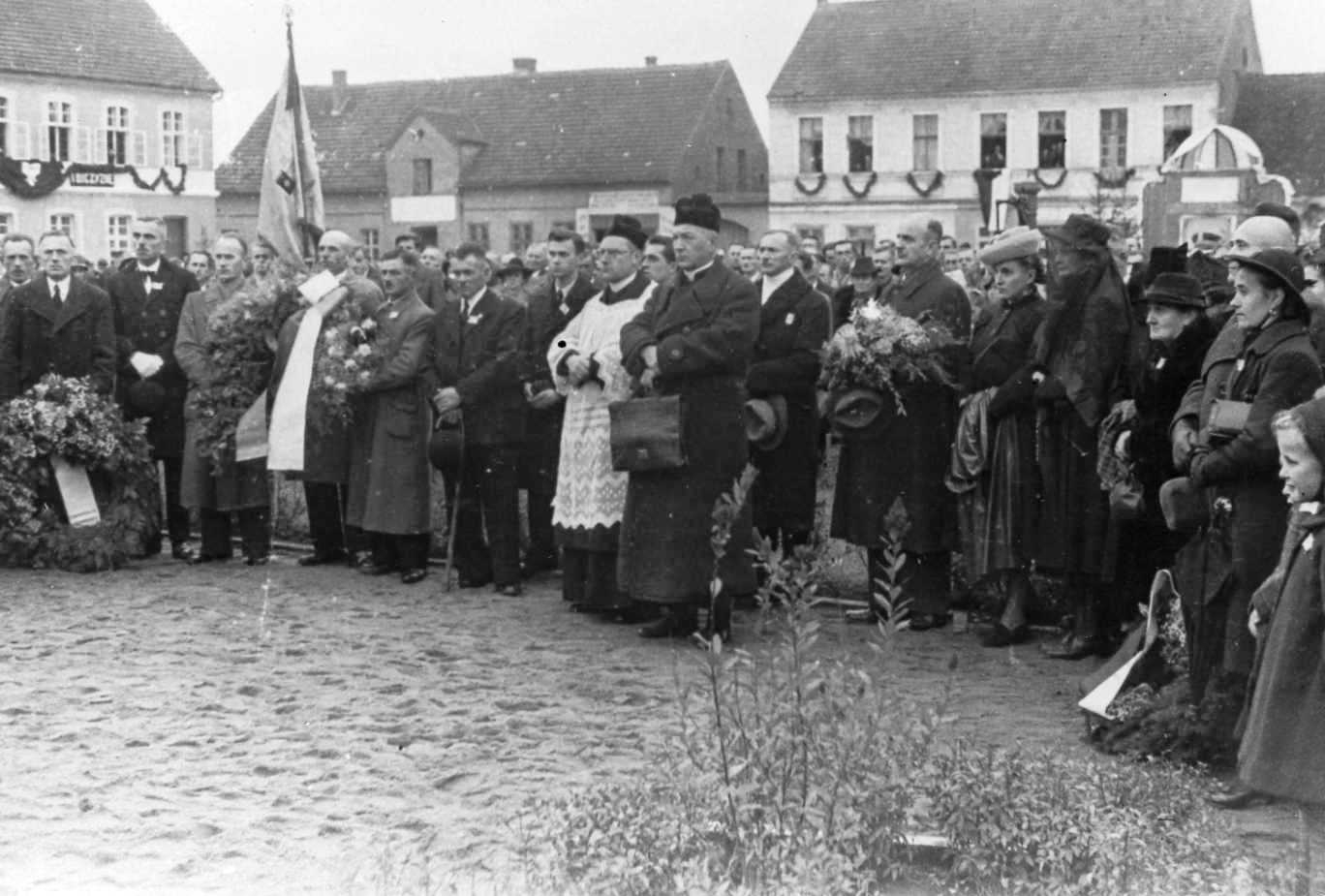 Odsłonięcie pomnika pamięci obywateli rozstrzelanych 20 października 1939