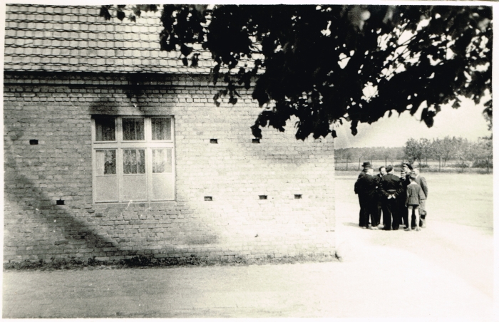 OSP Książ 1964 r. Narada przed garażem.