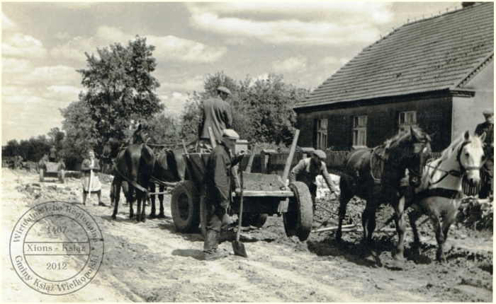 Budowa drogi. Sebastianowo 1970 r.