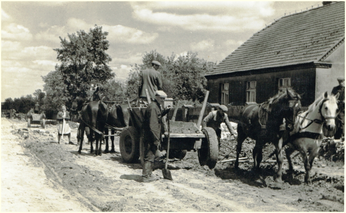 Budowa drogi. Sebastianowo 1970 r.