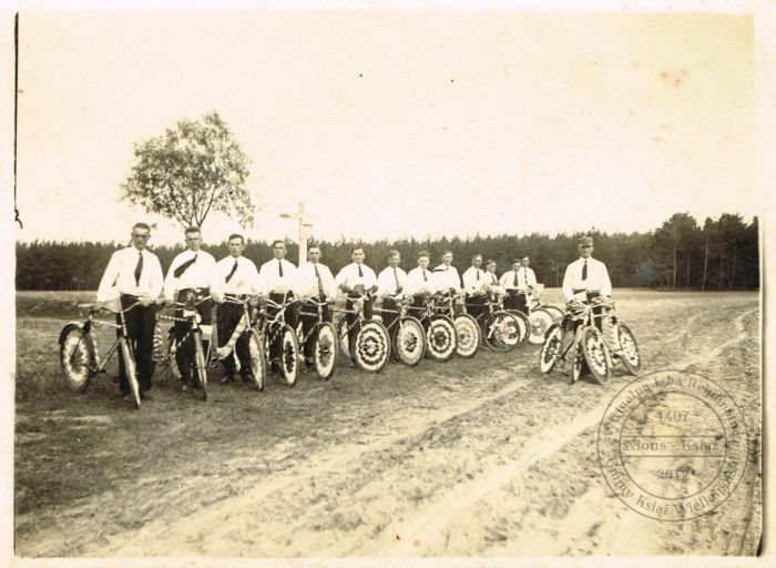 Rowerzyści w Gogolewie. Lata 30. XX w.