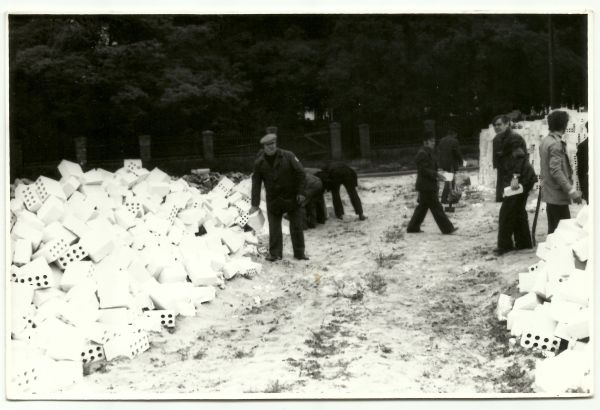 Budowa strażnicy OSP przy ulicy Zakrzewskiej. Książ 1984 r.