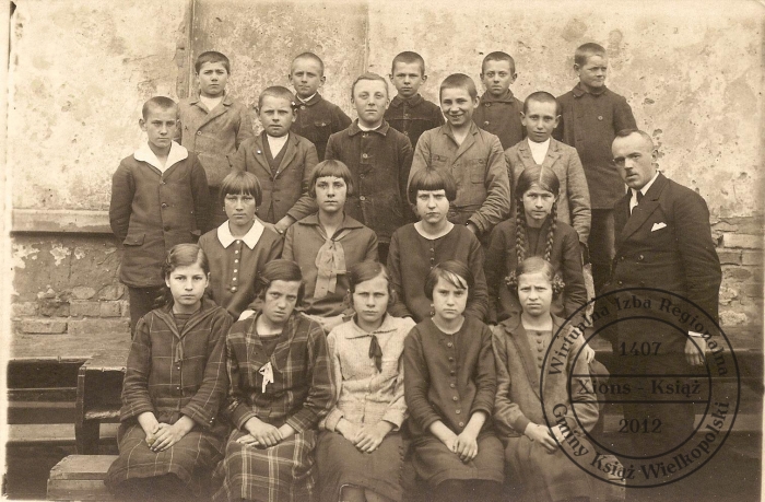 Uczniowie szkoły w Książu - 1935 r.