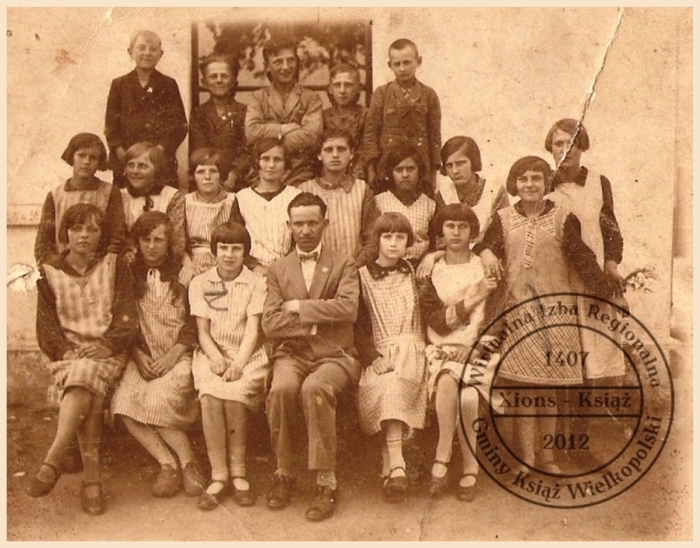 Uczniowie szkoły w Książu - około 1929 r.