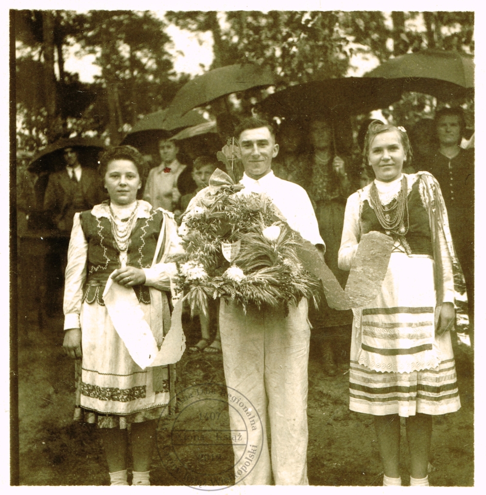 Delegacja dożynkowa z Konarzyc. Książ 1947 r.