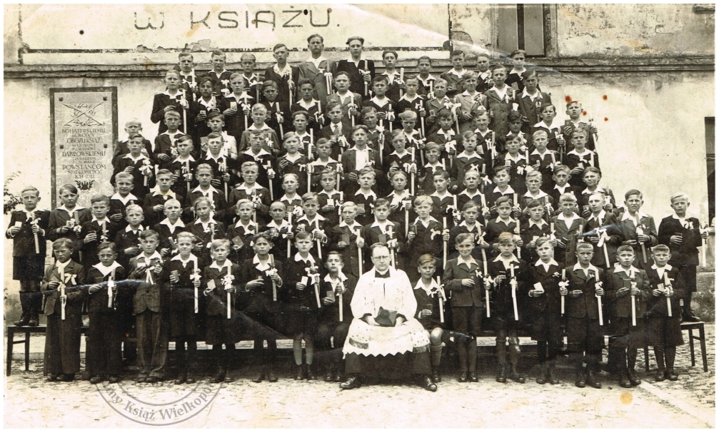 Pierwsza Komunia.  Książ 1946 r. (chłopcy)